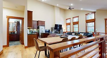 Red Slate Canyon - Modern 2-story Condo