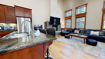 Red Slate Canyon - Modern 2-story Condo