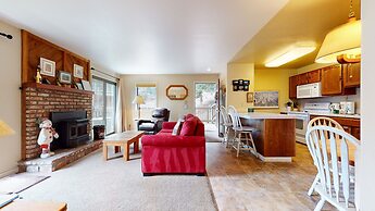 Hidden Valley Homestead - Near Hike/bike & More!