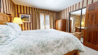 Winterset Woodland - Near Hike & Bike Trails!