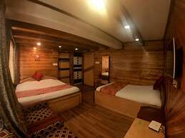 Goroomgo Broadway Mall Road Darjeeling