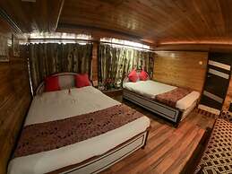 Goroomgo Broadway Mall Road Darjeeling