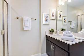 5 Bed Storey Lake Beautiful Townhome! 5 Bedroom Townhouse by RedAwning