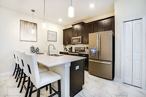 5 Bed Storey Lake Beautiful Townhome! 5 Bedroom Townhouse by RedAwning