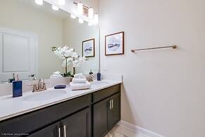 5 Bed Storey Lake Beautiful Townhome! 5 Bedroom Townhouse by RedAwning