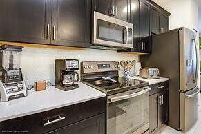 5 Bed Storey Lake Beautiful Townhome! 5 Bedroom Townhouse by RedAwning