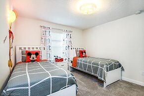 5 Bed Storey Lake Beautiful Townhome! 5 Bedroom Townhouse by RedAwning