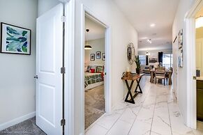 5 Bed Storey Lake Beautiful Townhome! 5 Bedroom Townhouse by RedAwning