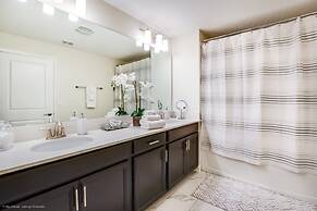 5 Bed Storey Lake Beautiful Townhome! 5 Bedroom Townhouse by RedAwning