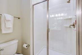 5 Bed Storey Lake Beautiful Townhome! 5 Bedroom Townhouse by RedAwning