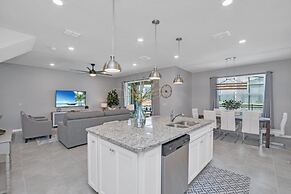 5 Bed With Fantastic Game Room In Fun Resort! 5 Bedroom Townhouse by R