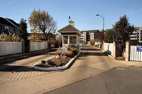 Harbour Island 403l 2 Bedroom Condo by RedAwning