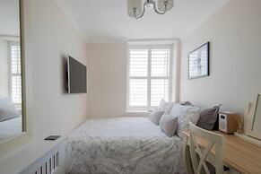2 Bed Apt - Sea Views, Seafront Location & Parking