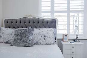 Direct Sea Views, Seafront Location & Free Parking