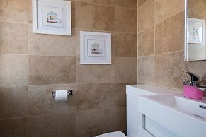 Direct Sea Views, Seafront Location & Free Parking