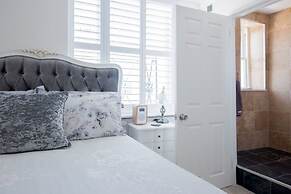 Direct Sea Views, Seafront Location & Free Parking