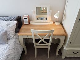 Direct Sea Views, Seafront Location & Free Parking