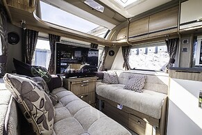 2 Double Bed Caravan - Secure Parking and Wifi