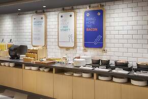 Holiday Inn Express Cambridge West Cambourne by IHG