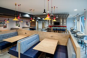 Holiday Inn Express Cambridge West Cambourne by IHG