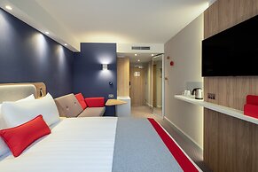 Holiday Inn Express Cambridge West Cambourne by IHG