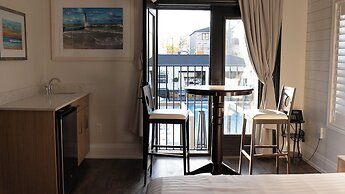 Colonial Hotel & Suites