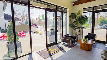 Colonial Hotel & Suites