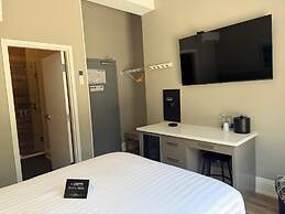 Colonial Hotel & Suites