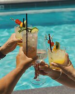 Colonial Hotel & Suites