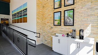 Colonial Hotel & Suites