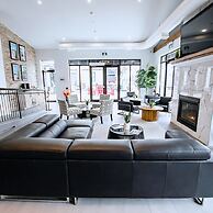 Colonial Hotel & Suites