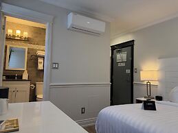 Colonial Hotel & Suites