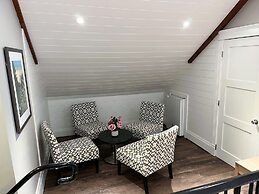 Colonial Hotel & Suites