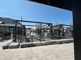 Colonial Hotel & Suites