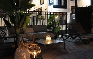 Colonial Hotel & Suites