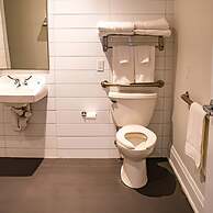 Colonial Hotel & Suites