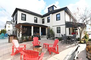 Colonial Hotel & Suites