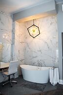 Colonial Hotel & Suites