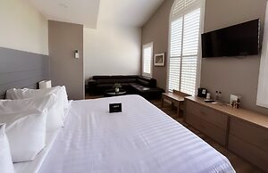 Colonial Hotel & Suites