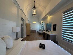 Colonial Hotel & Suites