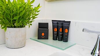 Colonial Hotel & Suites