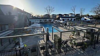 Colonial Hotel & Suites