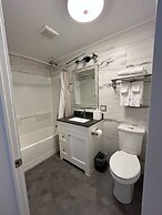 Colonial Hotel & Suites