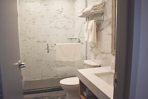 Colonial Hotel & Suites