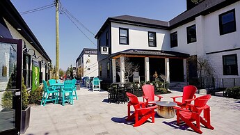 Colonial Hotel & Suites