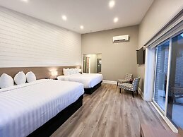 Colonial Hotel & Suites