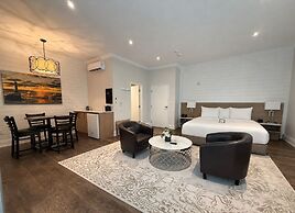 Colonial Hotel & Suites