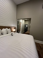 Colonial Hotel & Suites