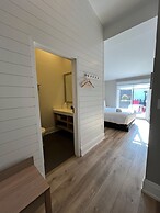 Colonial Hotel & Suites