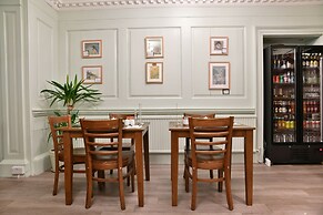 Lovelady Shield Hotel